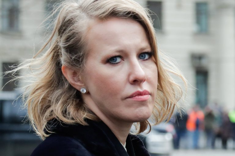 ,,Белла Хадид может спать спокойно, моя подработка…,, Ксения Собчак в образе кентавра вышла на подиум