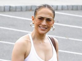 55-летняя Лопес начихала на возраст и вышла в люди в еле заметных белых шортах