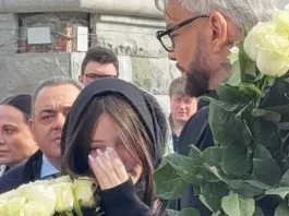 ,,Алла-Виктория прикрывает слезы, а Мартин напряжен.,, Эмоции захлестнули внуков Бедроса Киркорова в момент выноса гроба