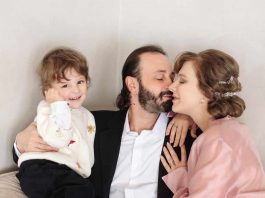 На новых фото 29-летняя Арзамасова целуется с мужем, сидя у него на коленях