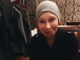 Невестка 78-летней Васильевой показала полностью лысую свекровь без парика в домашней обстановке