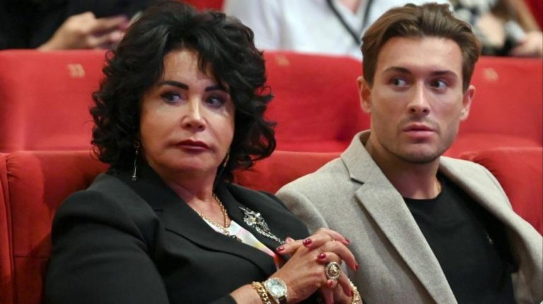 «Она замкнулась в себе, а он наслаждается отношениями с молодой девушкой». Коллеги обеспокоены состоянием 74-летней Бабкиной