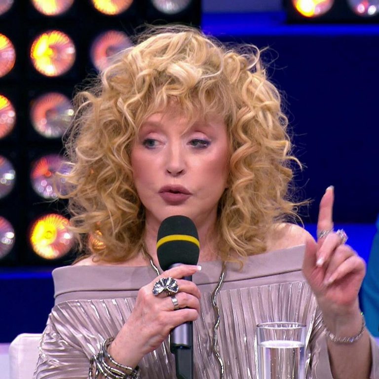 ,,Снова запела.,, Алла Пугачева выпустила 2 песни о войне