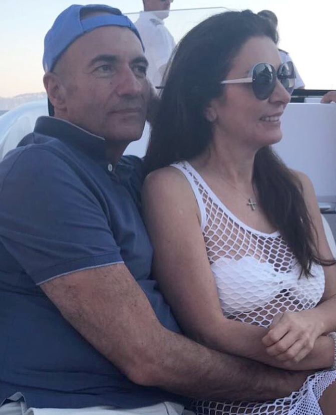 “Увидев Олю впервые, я подумал: “И бывают же такие красивые женщины”. В Сети появился кадр 61-летней жены композитора с отдыха