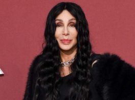78-летняя Шер вышла в свет с 38-летним женихом и его 5-летним сыном