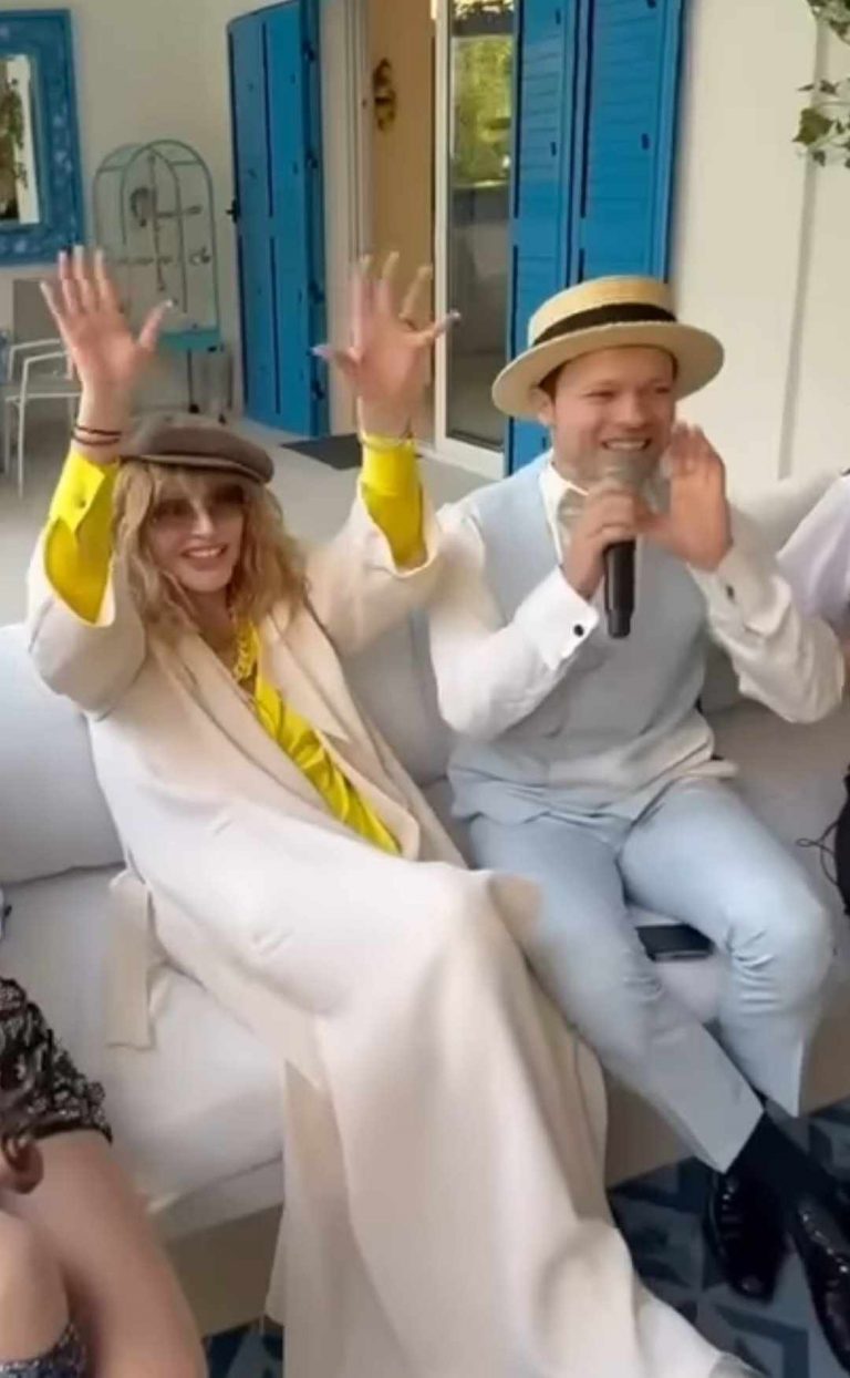 Кокетничает с одесситами и не стесняется. Пугачева показала новые кадры с друзьями