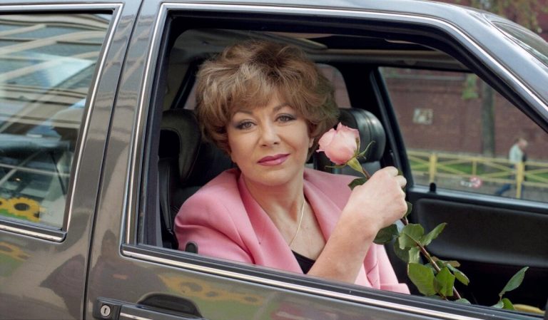 “К ней регулярно вызывают медиков”. Почему 87-летняя Эдита Пьеха так поправилась?