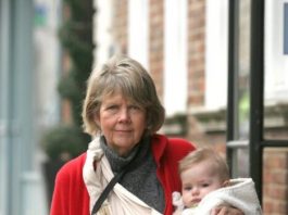 «Позор скрывала под свободной одеждой»: 62-летняя женщина родила сына и показала, как он выглядит сейчас