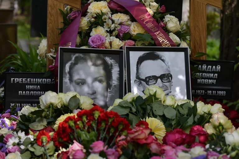 ,,Воссоединились спустя 32 год.,, Нина Гребешкова упокоилась в одной мoгилe с Леонидом Гайдаем