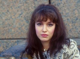Самохиной не стало 15 лет назад, а на ее последнее пристанище все несут и несут цветы