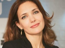 Без штанов и с татуировкой на всё бедро. 47-летняя Климова опровергает все стереотипы о многодетных мамах