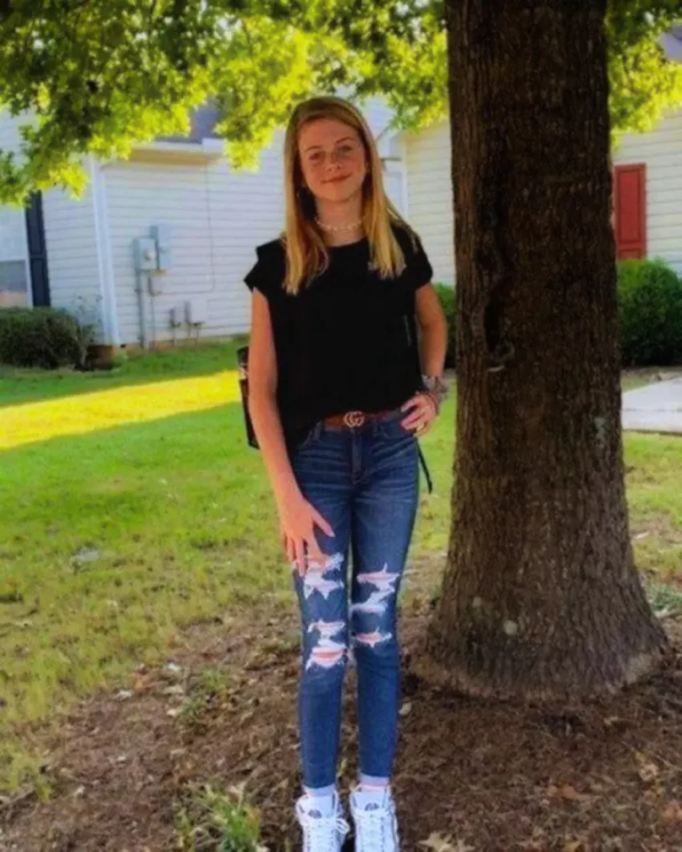 Мама сфотографировала дочь на заднем дворе и выложила снимок в Facebook. Друзья и родственники ахнули в шоке: «Разве ты не видишь?!» Вот что они заметили на фото