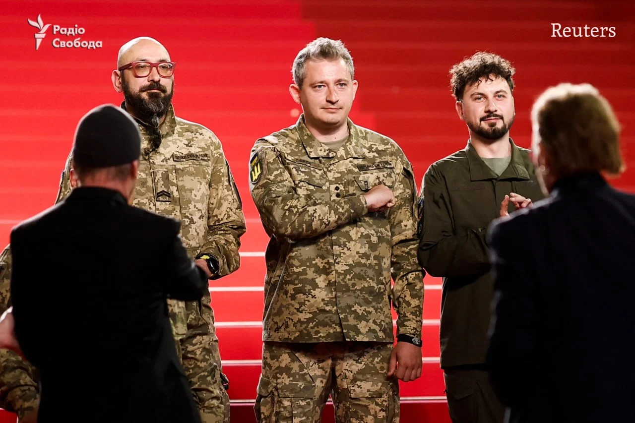 Украинские военные вышли на красную дорожку кинофестиваля в Каннах вместе с фронтменом группы U2 и Шоном Пенном – Рубрика