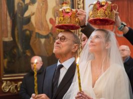 “Юля знает, что Кончаловский от нее уже никуда не денется”. Высоцкая показала романтику с мужем на диване