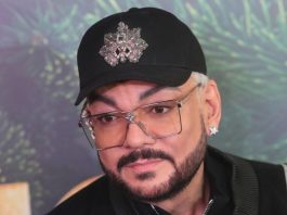 В водолазке и шароварах, скрывающих худобу. Жасмин показала истощенного Киркорова