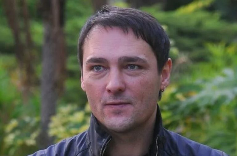 Памятник Юрию Шатунову: последнее пристанище певца