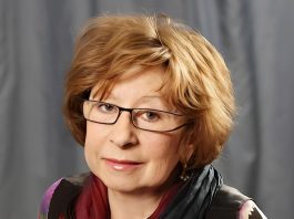 Пожилая женщина с огненно-рыжими волосами. 85-летняя Ахеджакова появилась на сцене с флагом Украины