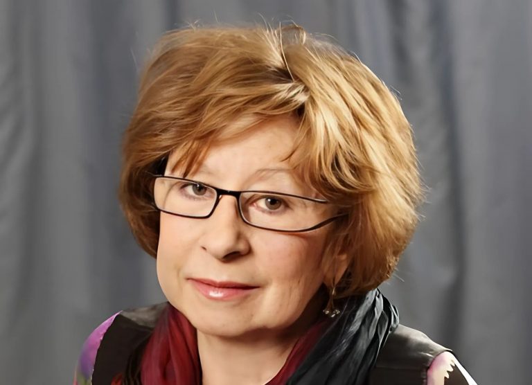 Пожилая женщина с огненно-рыжими волосами. 85-летняя Ахеджакова появилась на сцене с флагом Украины