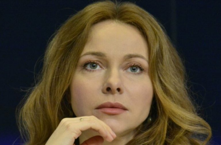 «Превратили лицо в кукольную маску»: 49-летняя Екатерина Гусева показалась без косметики