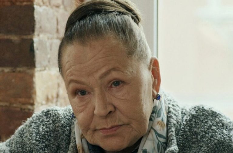 «Дома висят его портреты, после каждого спектакля цветы ему приношу»: Рязанова показала пристанище сына с подготовленным для себя местом