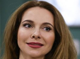 С растрёпанной гулькой и без косметики: Гусеву засняли, пока она мыла окна в сельском доме