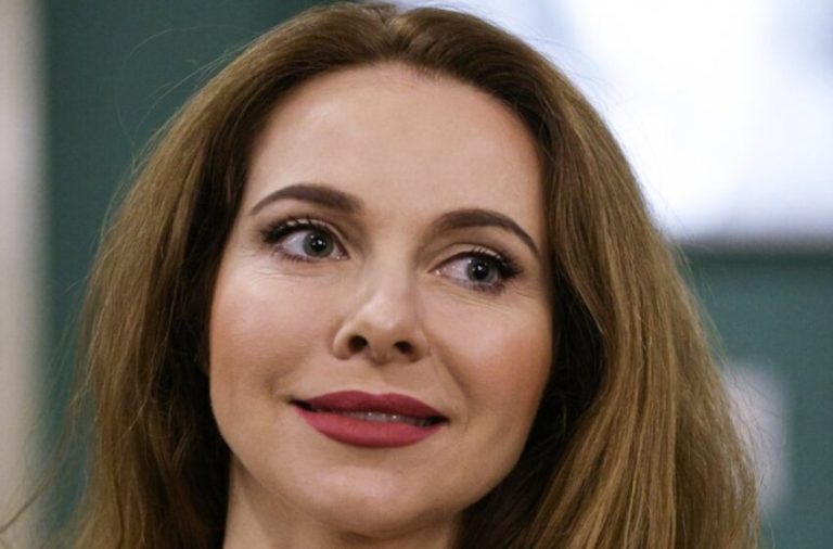 С растрёпанной гулькой и без косметики: Гусеву засняли, пока она мыла окна в сельском доме