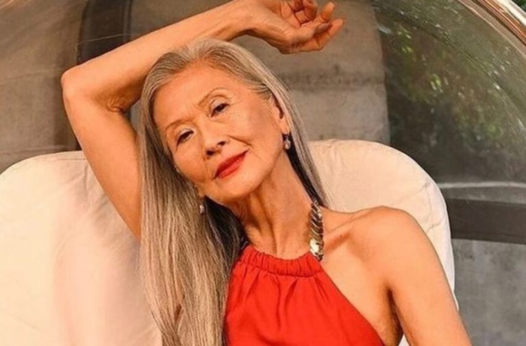 71-летняя модель по-прежнему блистает на подиуме и бросает вызов стандартам красоты: взгляните на ее невероятные фото