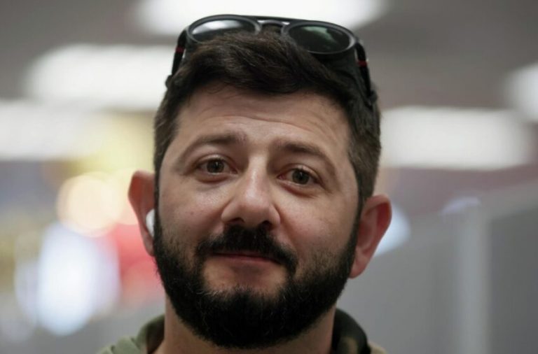 «Все разводятся, даже политики, а что, Мишке нельзя?» Мать Галустяна поставила на место навязчивых журналистов