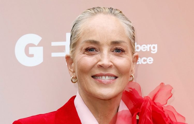 Стоун боялась стареть и переживала, что после 60 будет чувствовать себя, как будто на нее свалился булыжник. Как выглядит 67-летняя звезда