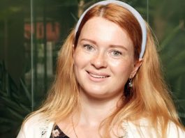 Давно доказала: счастье в семье — это её главная роль. Екатерина Копанова, её муж и четверо детей