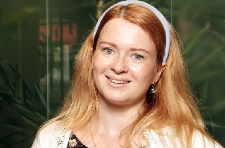 Давно доказала: счастье в семье — это её главная роль. Екатерина Копанова, её муж и четверо детей