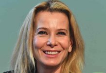 Не выпускает стакан из рук, а ещё называет себя «музой гения». В Сети обсудили свежие фото Юлии Высоцкой