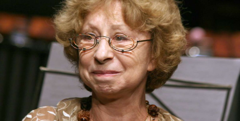 Макаревич жалеет 87-летнюю Ахеджакову, которая сегодня вынуждена скитаться по миру