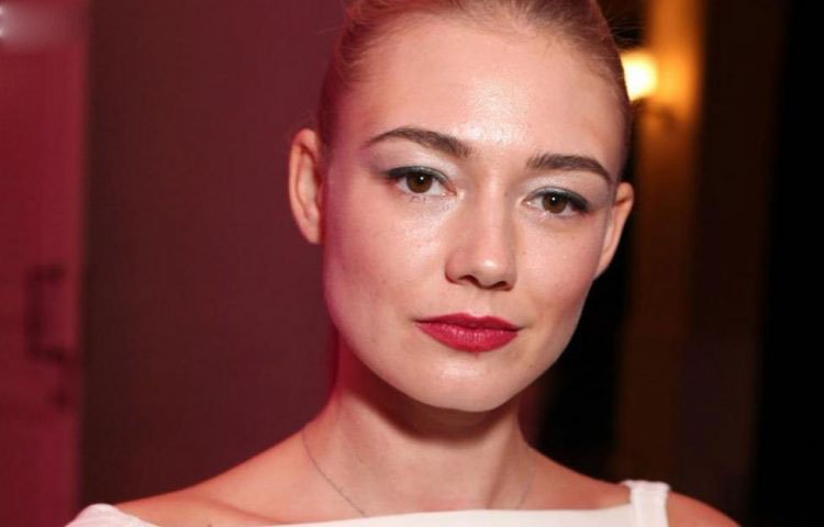 Второй муж актрисы Акиньшиной, грузин по происхождению, поймал ее на измене с поличным, что привело к разрыву их брака