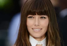 До сих пор приковывает взгляды своей вечной силой и грацией — почти в 50 лет