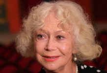 «Это уже неприлично, дайте дорогу молодым!» — в Сети обсуждают новые кадры 88-летней Светланы Немоляевой