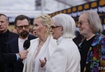 После 14 лет отсутствия на публике группа ABBA снова появилась вместе, вызвав бурю эмоций у своих поклонников