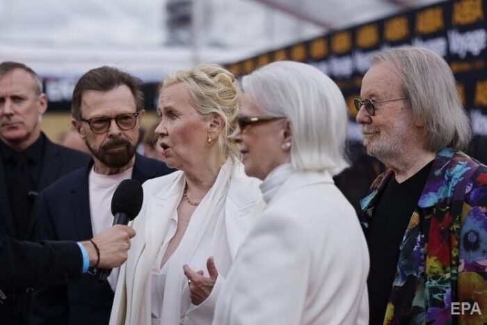 После 14 лет отсутствия на публике группа ABBA снова появилась вместе, вызвав бурю эмоций у своих поклонников