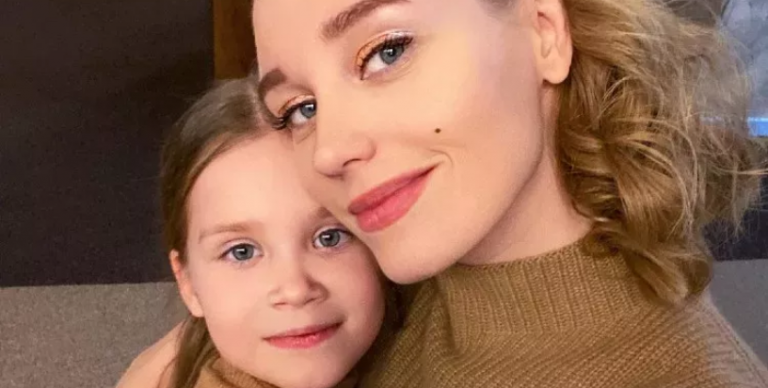 Критиковавшая СВО Кристина Асмус уехала из России и забрала дочь от родного отца — Гарика Харламова!