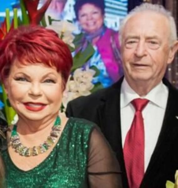 Скромный 84-летний старичок: 79-летняя мать Наташи Королевой замечена с мужем