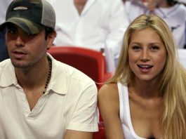 Спокойно показали лицо ребенка и даже смайликом не закрыли, в отличие от других звездных родителей. 44-летняя Курникова стала мамой в 4-ый раз