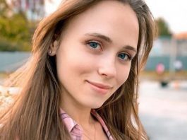 Кошмал впервые показала лицо дочери на рождественских снимках, вызвав умиления поклонников