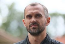 Комашко воспитывает 6 детей, старший из которых сейчас на службе. Звезда “Тайн следствия” показал подросших наследников и красавицу- жену