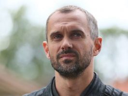 Комашко воспитывает 6 детей, старший из которых сейчас на службе. Звезда “Тайн следствия” показал подросших наследников и красавицу- жену