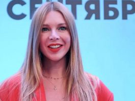 Подольская обнародовала снимки с семейного отдыха с заметно округлившимся животом, а фанаты скрестили пальцы: “Дай Бог”