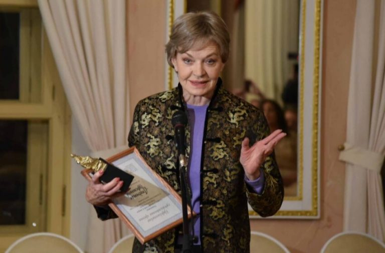 Скромный уют без лишнего шума: в каких условиях живёт 84-летняя Людмила Чурсина