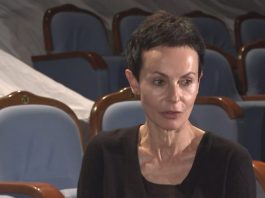 Стрижка “под мальчика”, ни капли макияжа, жесткие черты, печальный взгляд. По мнению поклонников, Апексимову сломал Валерий Николаев — мужчина, от которого она родила дочь