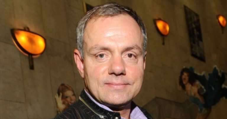 Ему 61, а ей 33: как сложилась семья актёра Александра Мохова