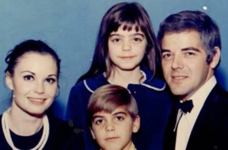 Чья это семья? Редкий кадр будущей голливудской легенды с родителями и сестрой взорвал Сеть