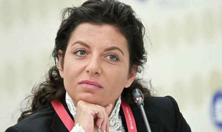 «Без парика и без защиты»: Симоньян показалась публике в уязвимом виде, а Кушанашвили выступил с резким протестом